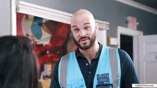 Shemale Kasey Kei analed by delivery guy