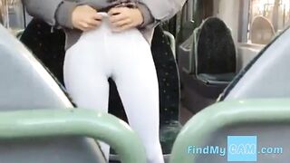 Menina mostrando os peitos e a xota no onibus