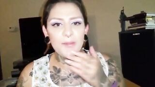 Tatted chick sucks dick