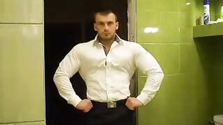 RUSSIAN BODYBUILDER STRIP AND CUM