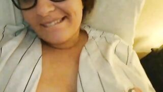 Thic horny chick using her vibrator